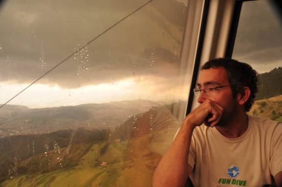 Observando uma Quito bem nublada no teleférico da capital, no Equador